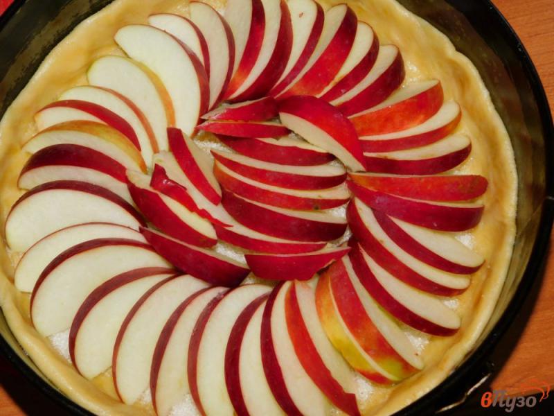 Фото приготовление рецепта: Песочный пирог с карамелизированными яблоками шаг №3