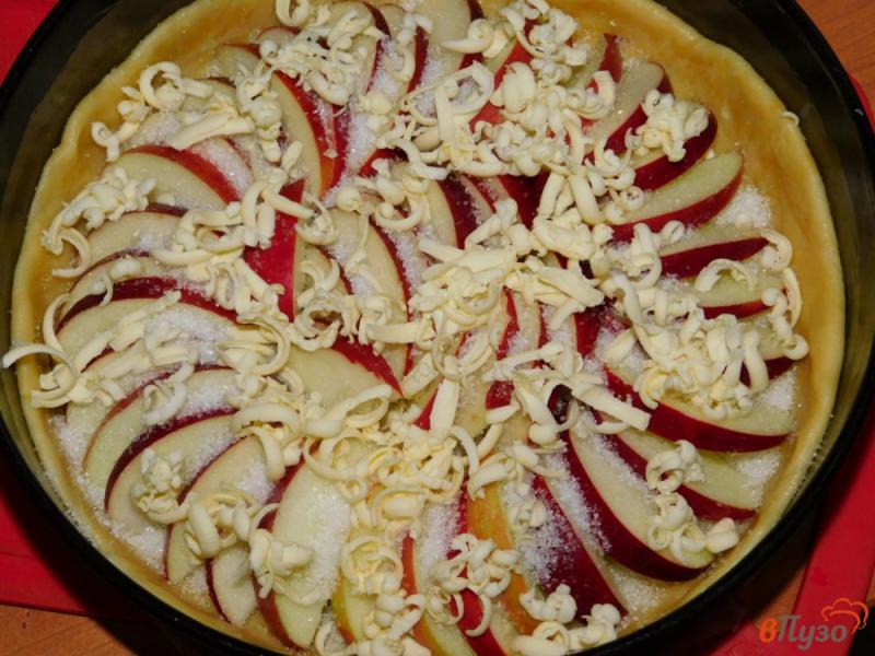 Фото приготовление рецепта: Песочный пирог с карамелизированными яблоками шаг №4