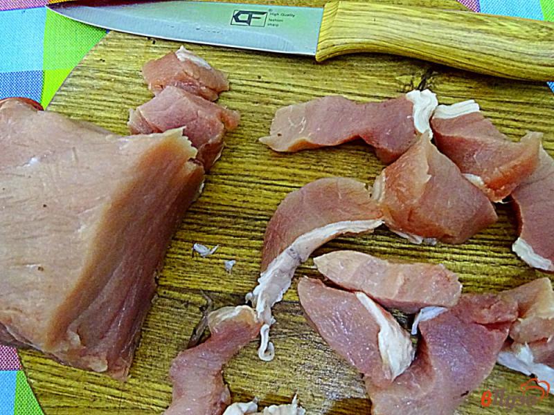 Фото приготовление рецепта: Свинина тушёная с грибами шаг №2