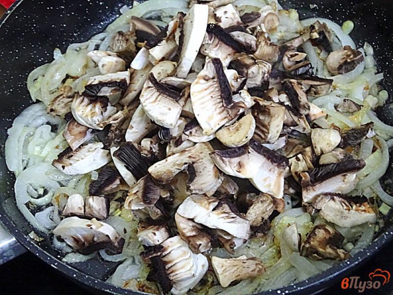 Фото приготовление рецепта: Свинина тушёная с грибами шаг №3