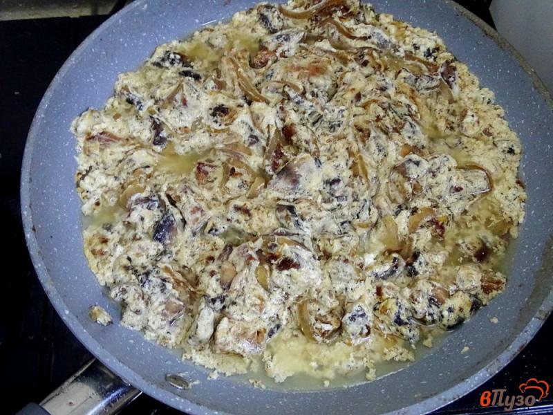 Фото приготовление рецепта: Свинина тушёная с грибами шаг №7