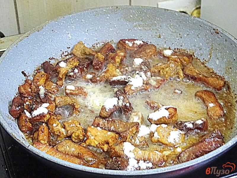 Фото приготовление рецепта: Свинина тушёная с грибами шаг №6