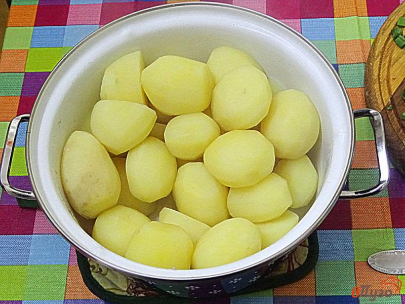 Фото приготовление рецепта: Молодой картофель со сметаной укропом и чесноком шаг №6