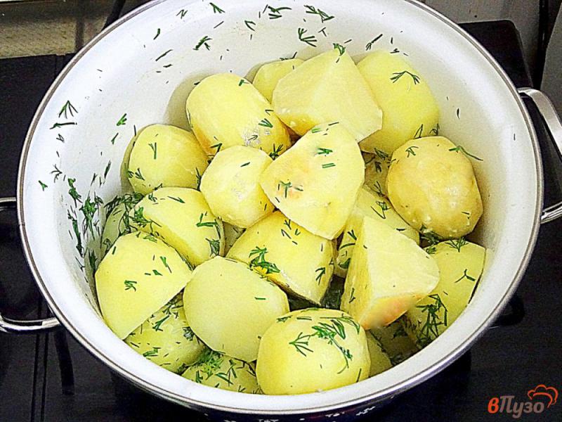 Фото приготовление рецепта: Молодой картофель со сметаной укропом и чесноком шаг №8