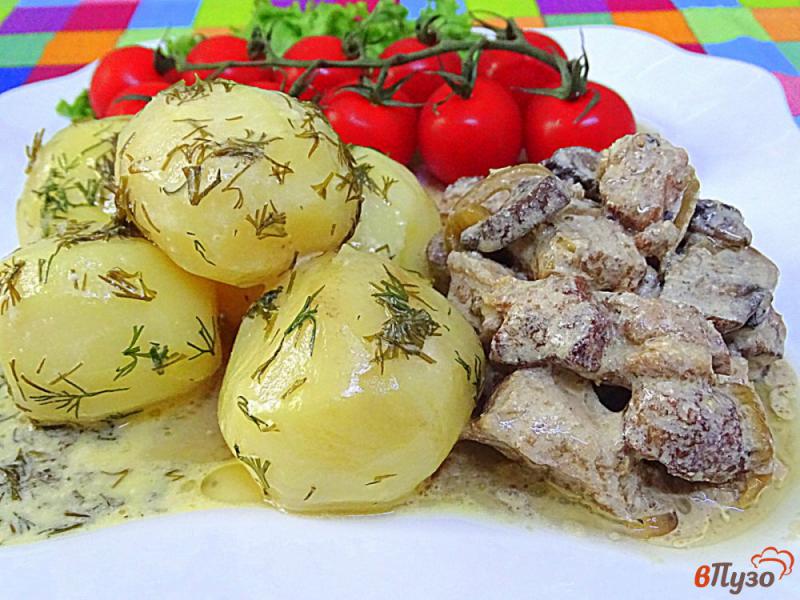 Фото приготовление рецепта: Молодой картофель со сметаной укропом и чесноком шаг №10