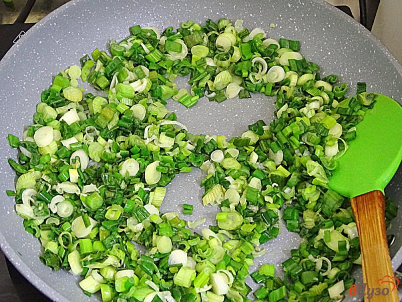 Фото приготовление рецепта: Блинчики с зелёным луком и яйцом шаг №3