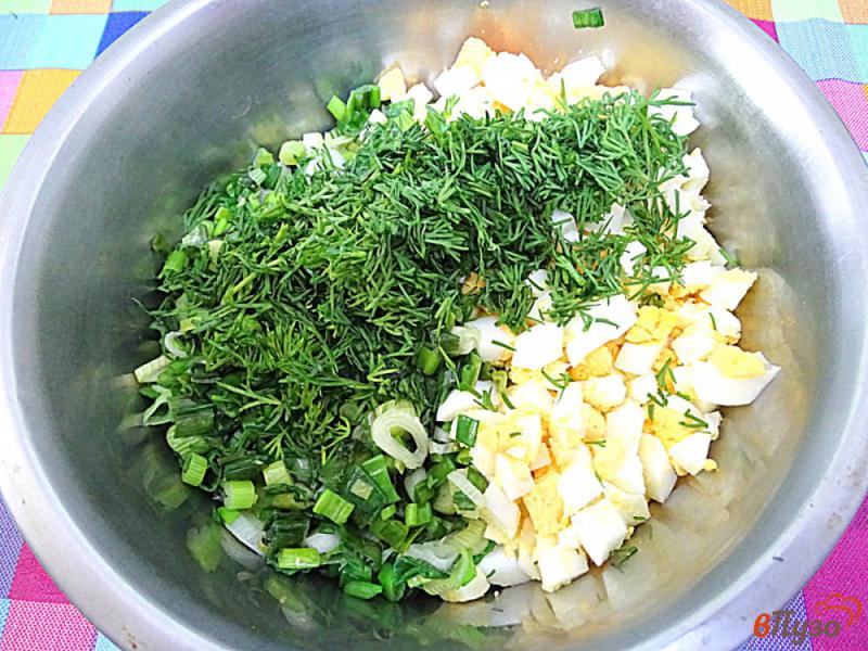 Фото приготовление рецепта: Блинчики с зелёным луком и яйцом шаг №4