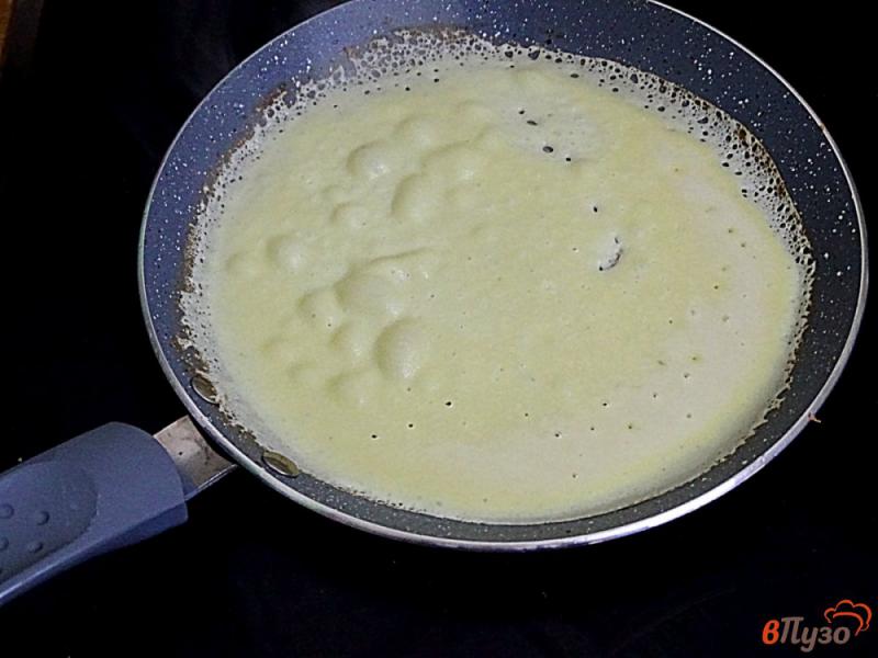Фото приготовление рецепта: Блинчики с зелёным луком и яйцом шаг №8