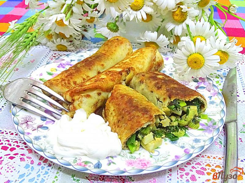 Фото приготовление рецепта: Блинчики с зелёным луком и яйцом шаг №13