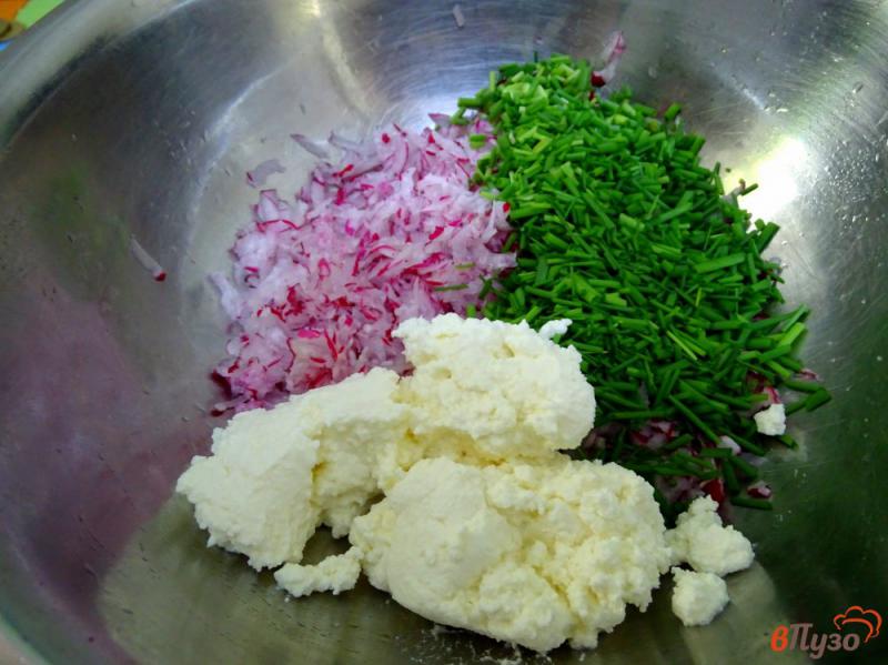 Фото приготовление рецепта: Салат из редиса и творога. шаг №5