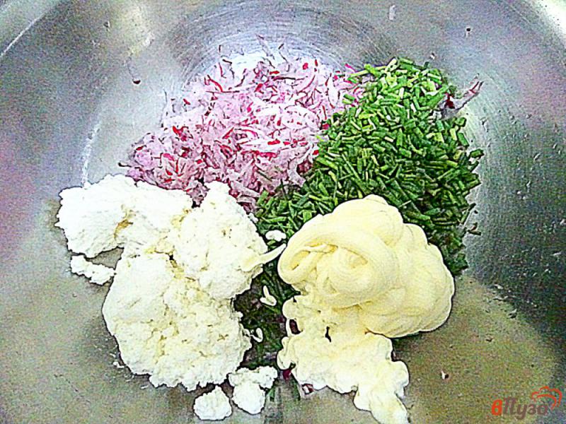 Фото приготовление рецепта: Салат из редиса и творога. шаг №6