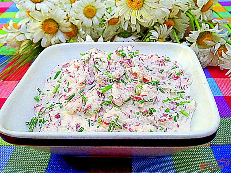Фото приготовление рецепта: Салат из редиса и творога. шаг №7