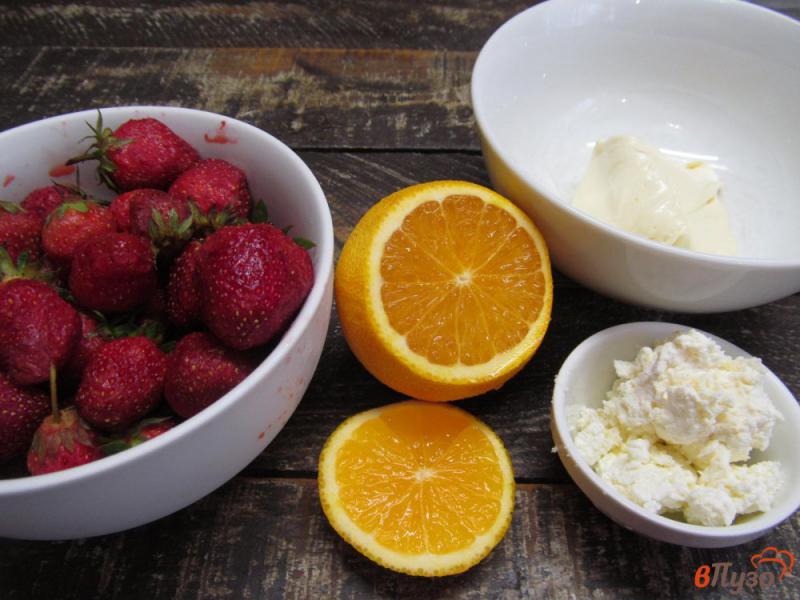 Фото приготовление рецепта: Десерт из клубники с апельсином и творогом шаг №1