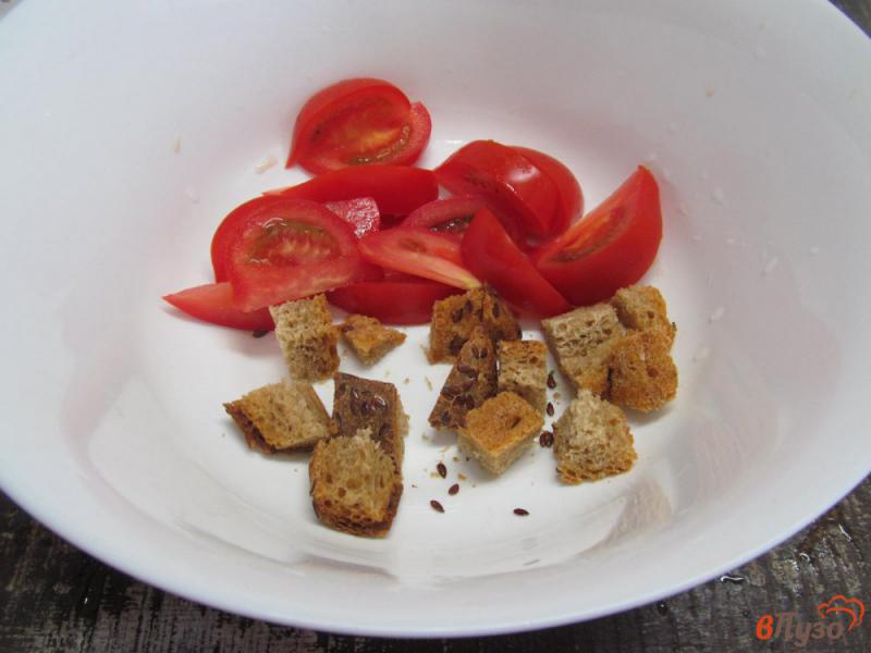 Фото приготовление рецепта: Помидорный салат с ржаным хлебом шаг №1