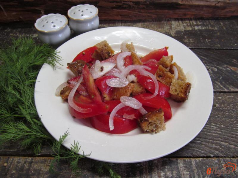 Фото приготовление рецепта: Помидорный салат с ржаным хлебом шаг №4