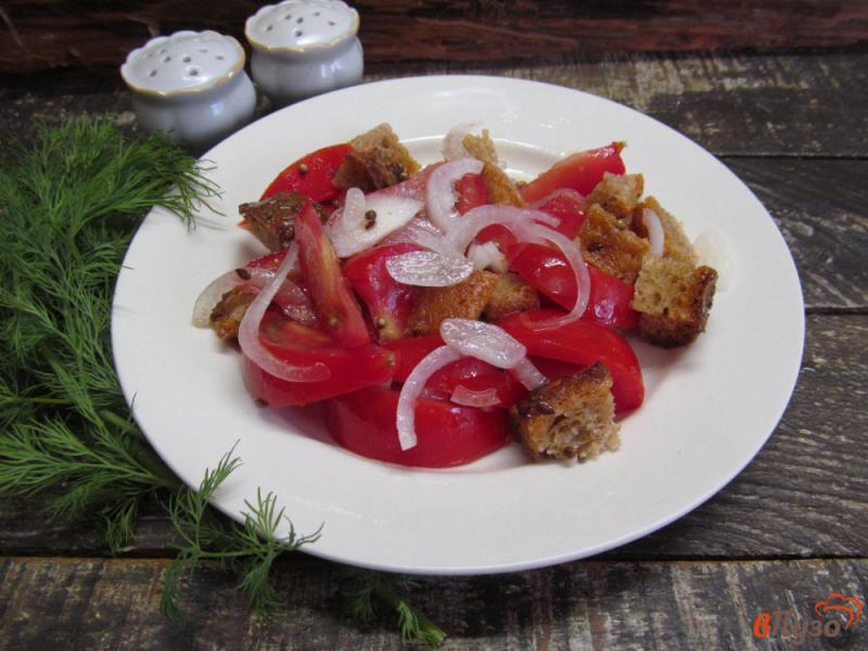 Фото приготовление рецепта: Помидорный салат с ржаным хлебом шаг №5