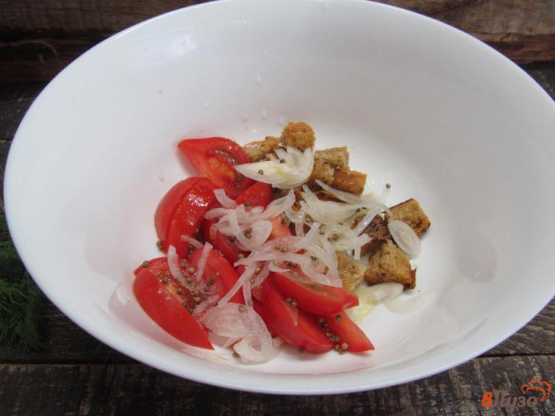 Фото приготовление рецепта: Помидорный салат с ржаным хлебом шаг №3