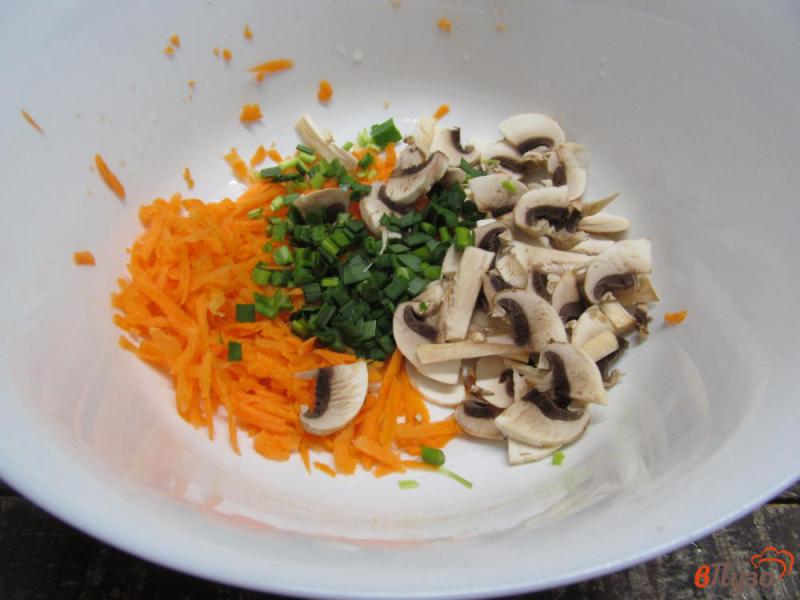 Фото приготовление рецепта: Слоеная запеканка из риса с овощами и грибами шаг №1
