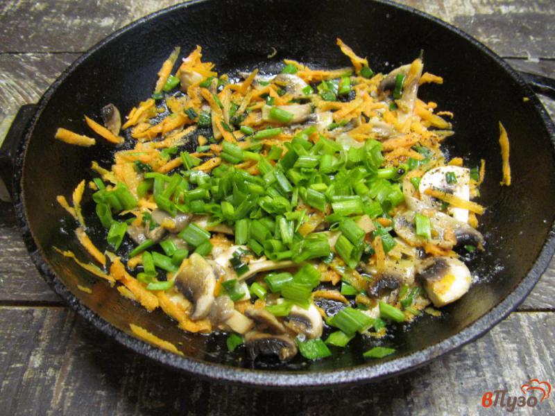 Фото приготовление рецепта: Слоеная запеканка из риса с овощами и грибами шаг №2