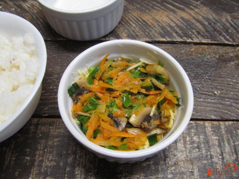 Фото приготовление рецепта: Слоеная запеканка из риса с овощами и грибами шаг №6