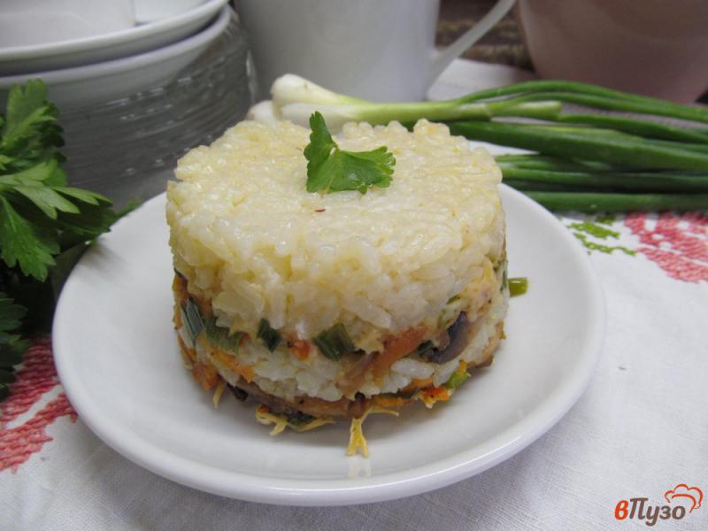 Фото приготовление рецепта: Слоеная запеканка из риса с овощами и грибами шаг №8