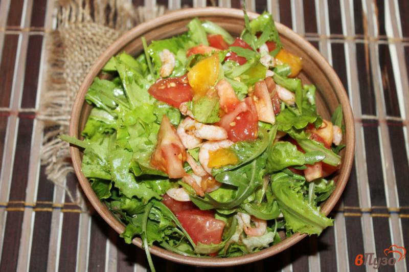 Фото приготовление рецепта: Салат с креветками, рукколой и томатами шаг №5