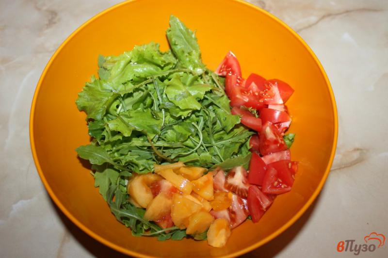 Фото приготовление рецепта: Салат с креветками, рукколой и томатами шаг №2
