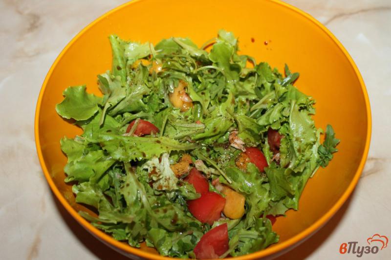 Фото приготовление рецепта: Салат с креветками, рукколой и томатами шаг №4