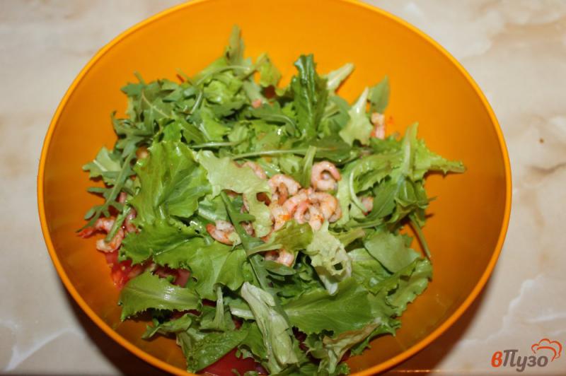 Фото приготовление рецепта: Салат с креветками, рукколой и томатами шаг №3