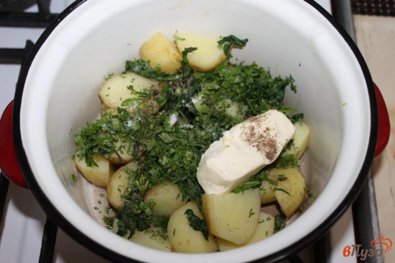 Фото приготовление рецепта: Молодой картофель со шпинатом шаг №4