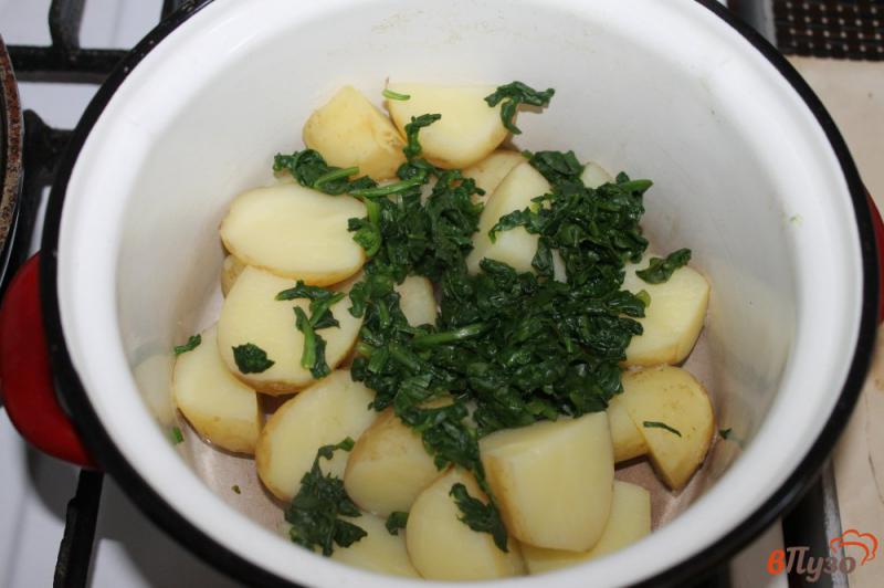 Фото приготовление рецепта: Молодой картофель со шпинатом шаг №3