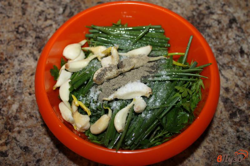 Фото приготовление рецепта: Зеленый чесночный соус к мясу и овощам шаг №4