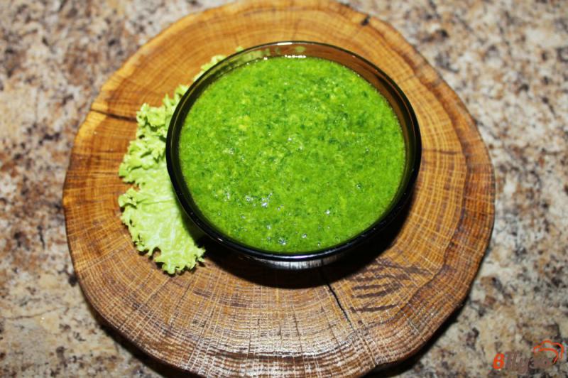 Фото приготовление рецепта: Зеленый чесночный соус к мясу и овощам шаг №5