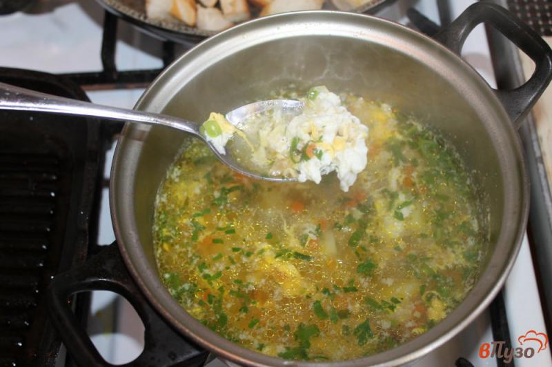 Фото приготовление рецепта: Суп с курицей и яйцом шаг №4