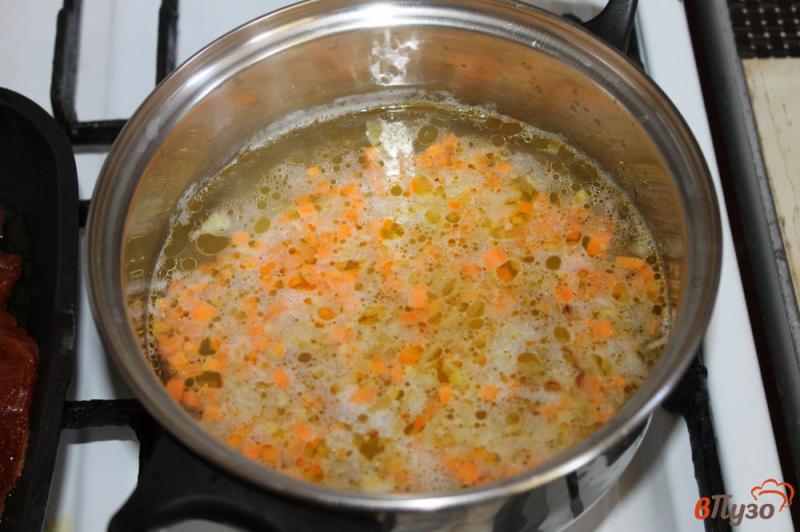 Фото приготовление рецепта: Суп с курицей и яйцом шаг №2