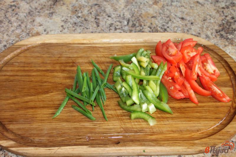 Фото приготовление рецепта: Рулетики из баклажана с овощами и зеленью шаг №4