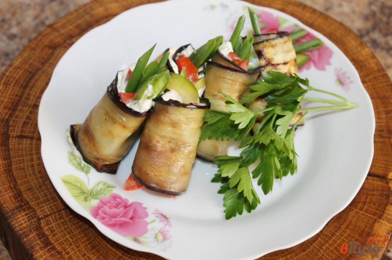 Фото приготовление рецепта: Рулетики из баклажана с овощами и зеленью шаг №7