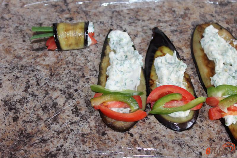 Фото приготовление рецепта: Рулетики из баклажана с овощами и зеленью шаг №6
