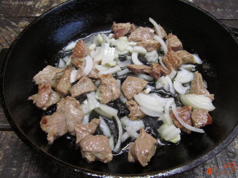 Фото приготовление рецепта: Жареная говядина с капустой и макаронами шаг №2