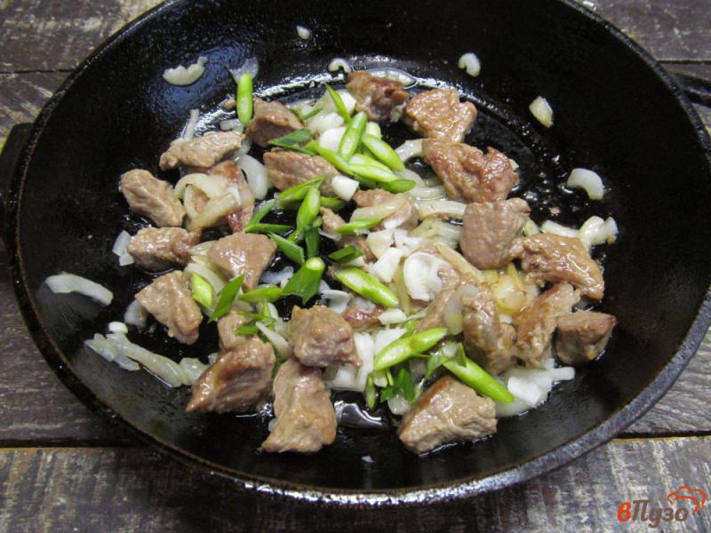 Фото приготовление рецепта: Жареная говядина с капустой и макаронами шаг №3