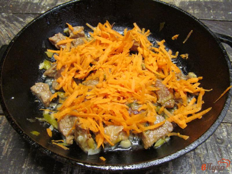 Фото приготовление рецепта: Жареная говядина с капустой и макаронами шаг №5