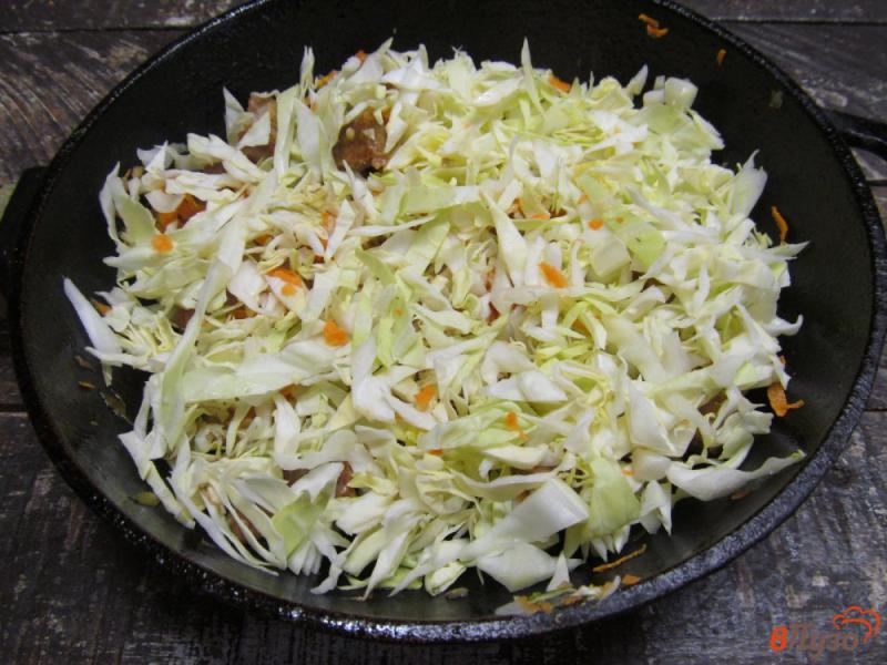 Фото приготовление рецепта: Жареная говядина с капустой и макаронами шаг №6