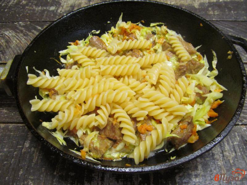 Фото приготовление рецепта: Жареная говядина с капустой и макаронами шаг №7