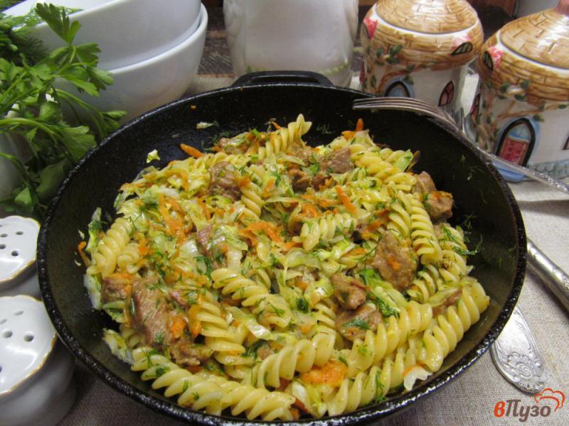 Фото приготовление рецепта: Жареная говядина с капустой и макаронами шаг №8