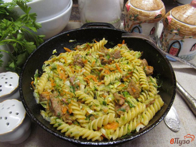 Фото приготовление рецепта: Жареная говядина с капустой и макаронами шаг №9