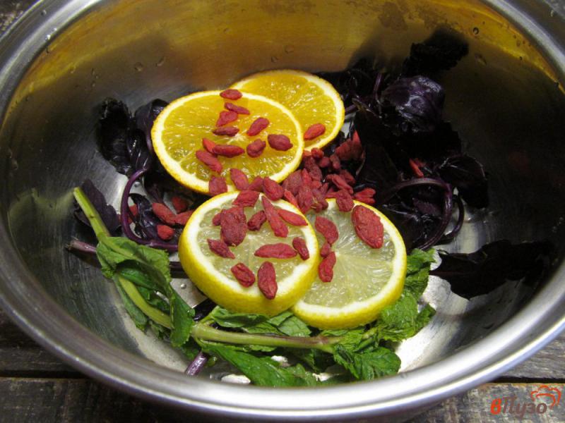 Фото приготовление рецепта: Освежающий напиток из базилика с ягодами годжи шаг №2