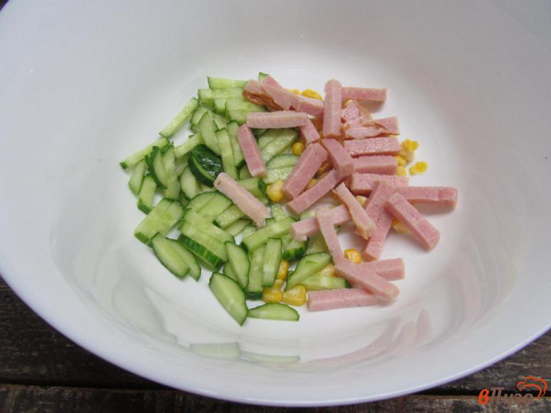 Фото приготовление рецепта: Легкий салат из ветчины с кукурузой и огурцом шаг №2