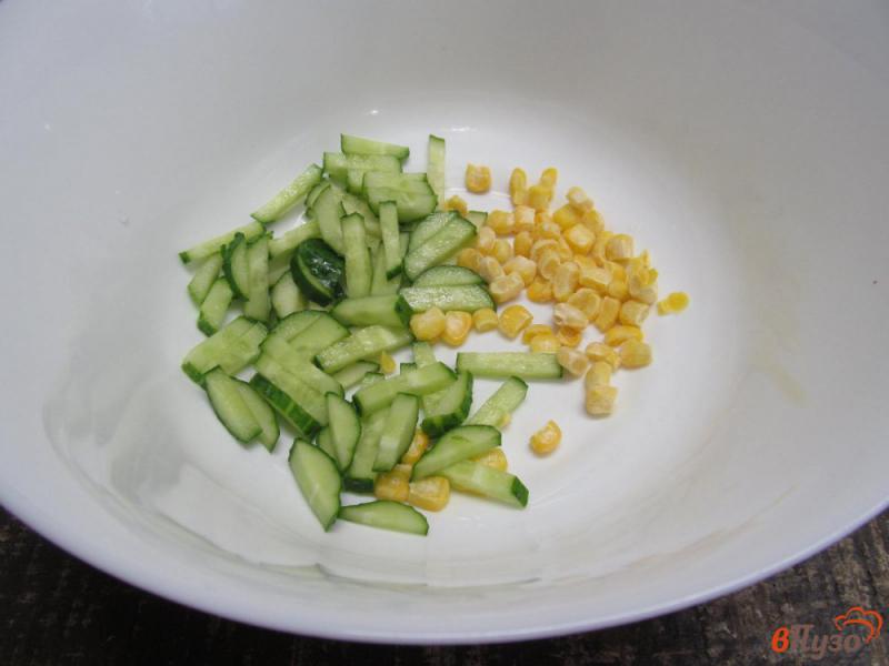 Фото приготовление рецепта: Легкий салат из ветчины с кукурузой и огурцом шаг №1