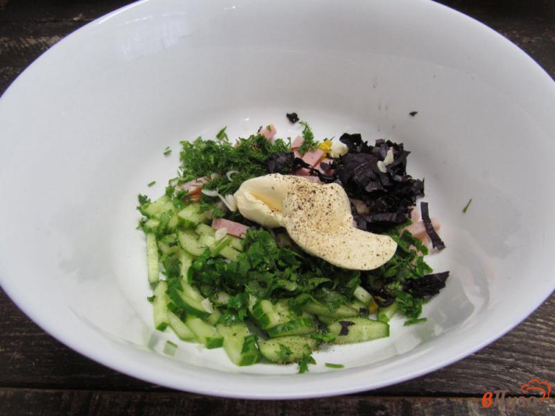 Фото приготовление рецепта: Легкий салат из ветчины с кукурузой и огурцом шаг №4