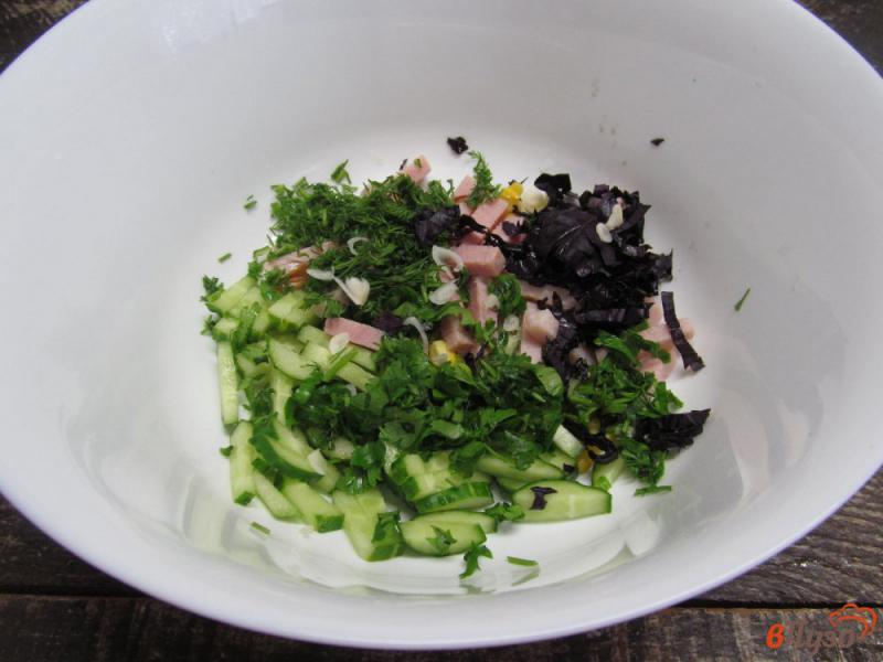 Фото приготовление рецепта: Легкий салат из ветчины с кукурузой и огурцом шаг №3